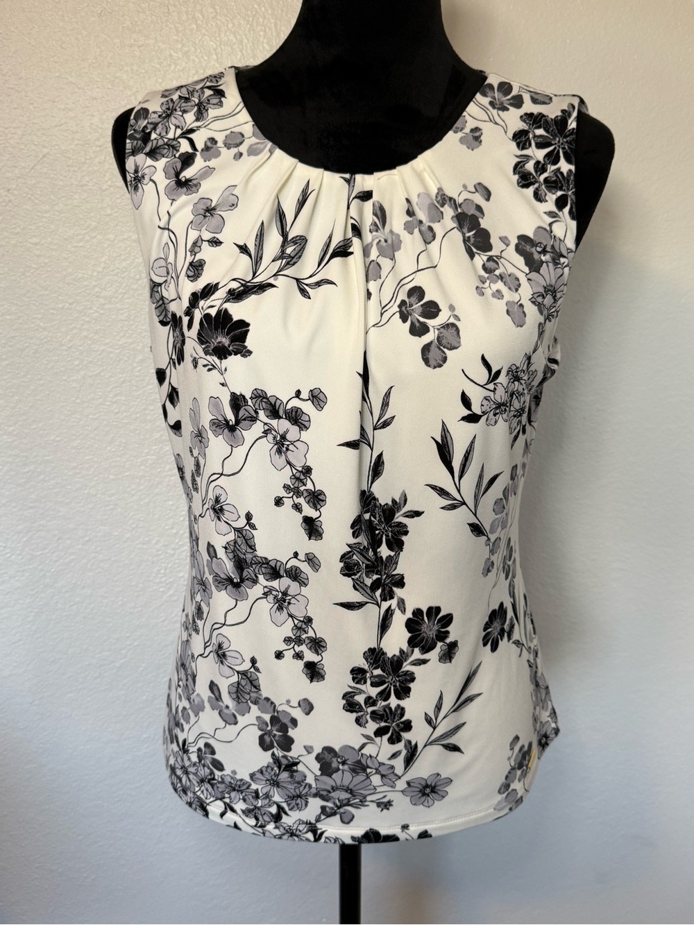 NWT Calvin Klein Black & White Floral Sleeveless Blouse Size Medium